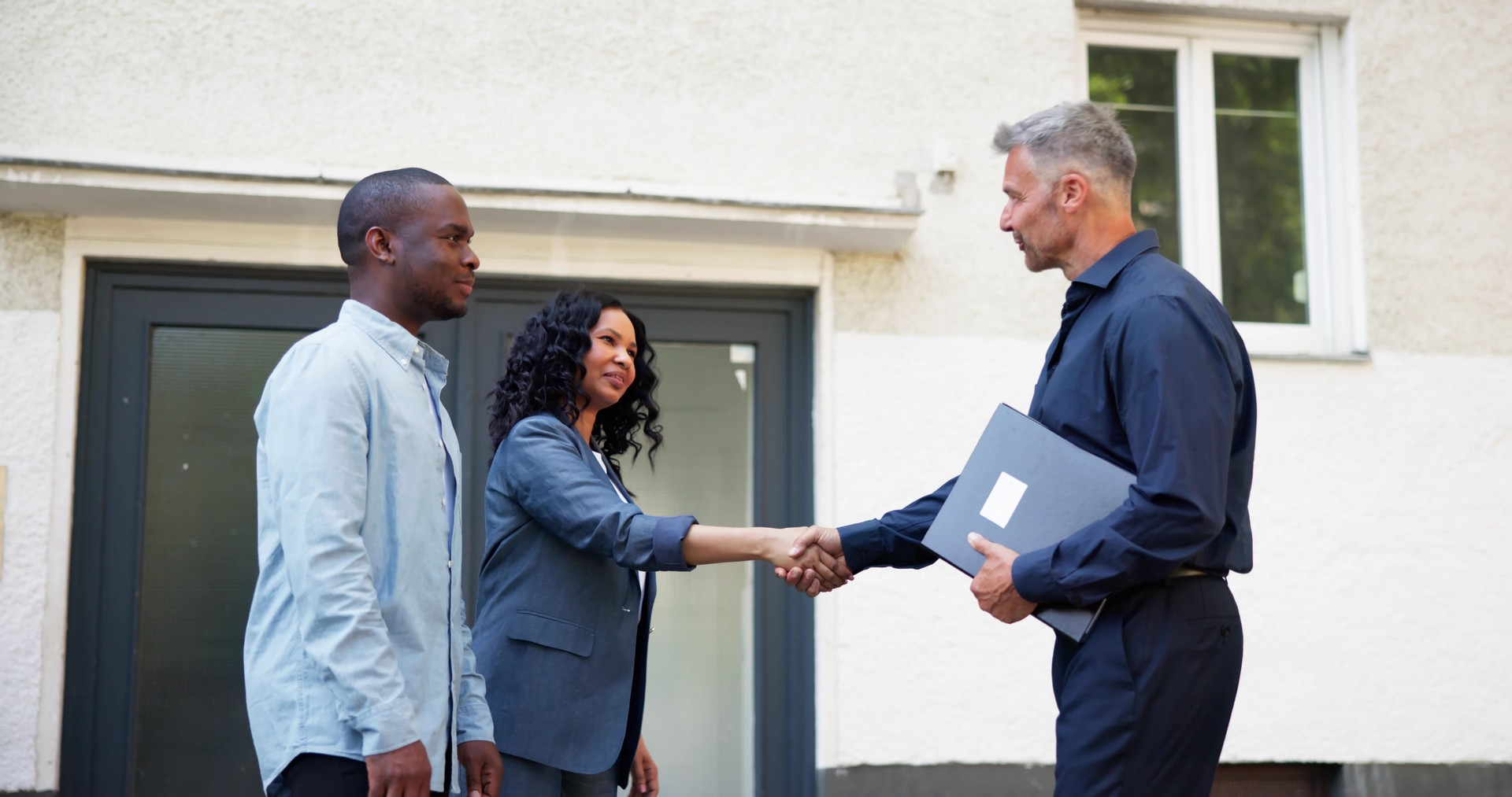 Jeune couple qui achète la maison de ses rêves