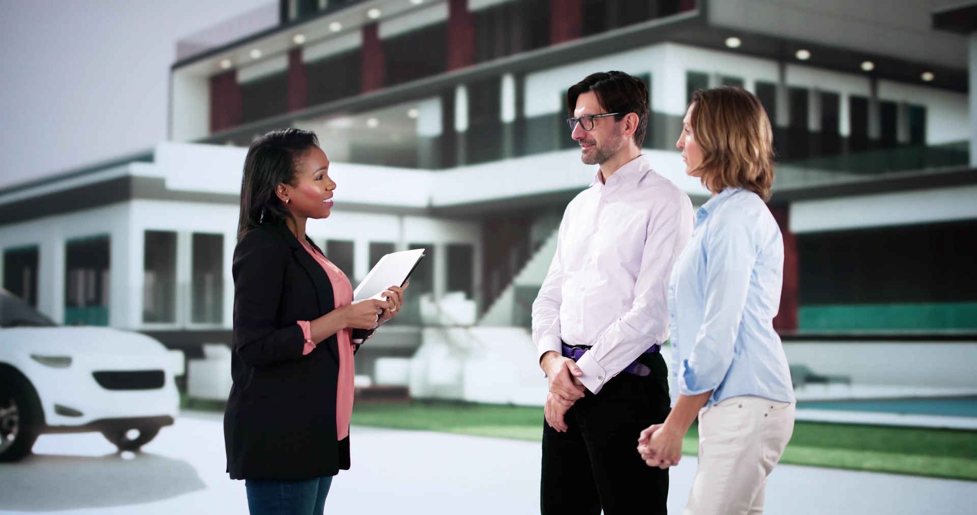 Agent immobilier afro-américain montrant une propriété de luxe